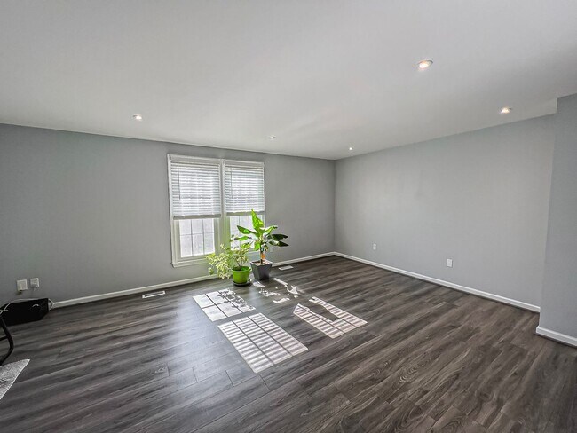 Building Photo - Sunny And Delightful 3 Bed 2.5 Bath Interior Townhome In Refreshing Newgate