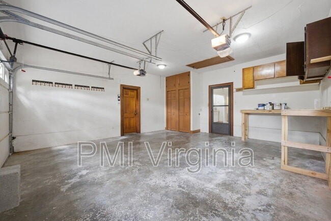 Building Photo - 400 Kemp Ln