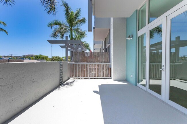 Building Photo - 180 NE 4th Ave