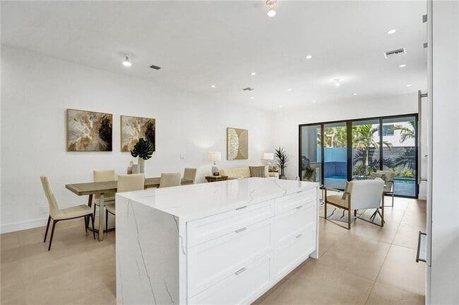 Building Photo - 1211 SE 1st St