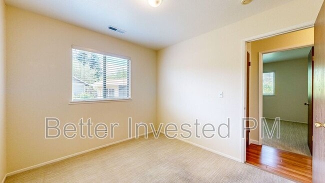 Building Photo - 832 S Orchard Ave