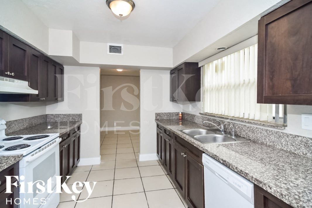 Building Photo - 559 W Campus Cir