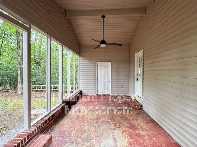 Building Photo - 656 N Chestatee St