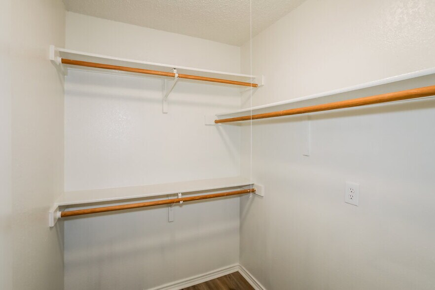 Building Photo - 605 Cox St