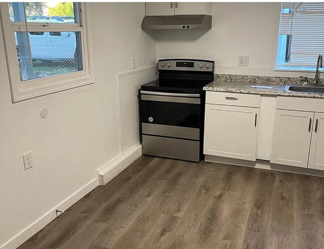 Building Photo - 5390 SW Main Ave