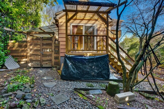 Building Photo - 713 SE 27th Ave