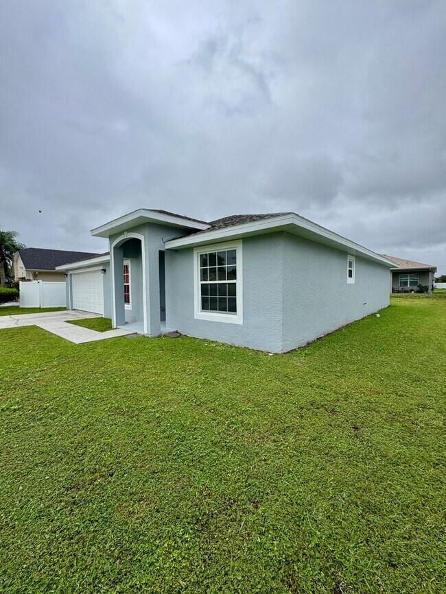 Building Photo - 4 Bedroom 2 Bath Home in Poinciana Village 3