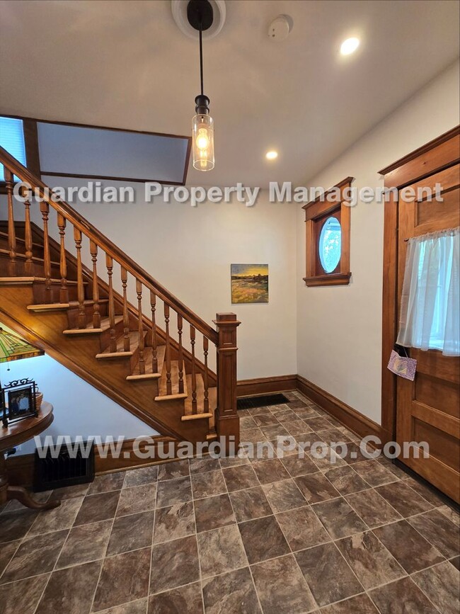 Building Photo - House Available Sep 1st, Move in special for Sep move-in! Updated Kitchen & Baths, Large Fenced Y...