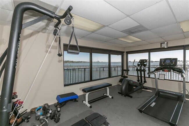 Building Photo - 632 Edgewater Dr