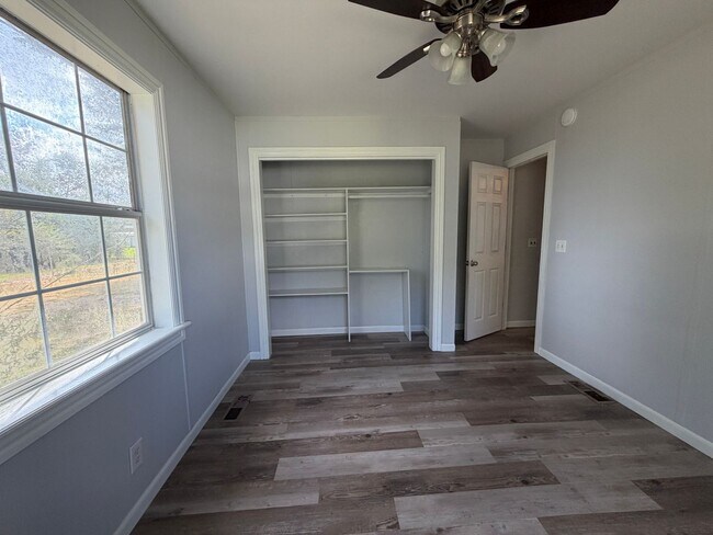 Building Photo - Spacious 3/2 available now!