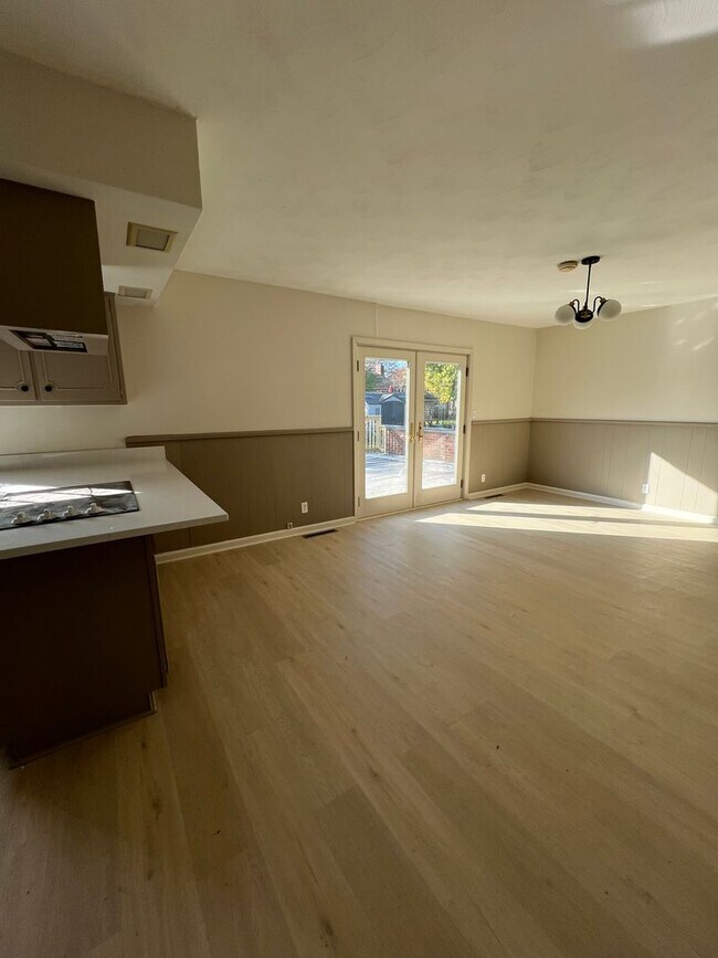 Building Photo - West Lafayette Home, Fenced Backyard, Attached 2 Car Garage, Stainless Appliances, Full Basement