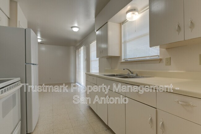 Building Photo - 410 Maple Dr