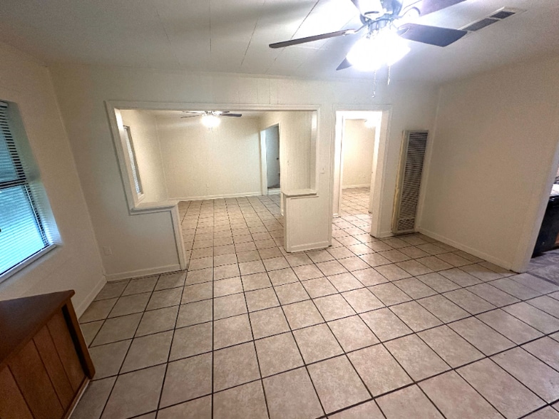 Building Photo - 3925 Camilla Dr