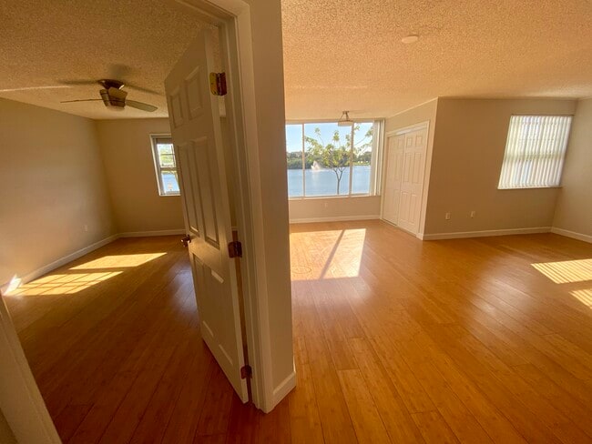 Building Photo - 2871 N Oakland Forest Dr