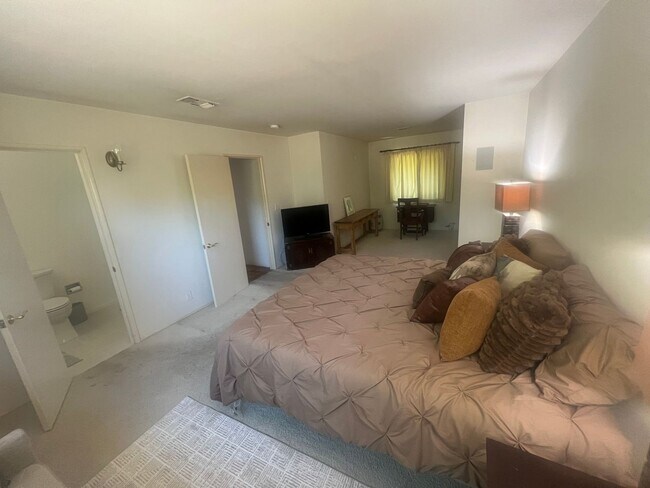 Building Photo - Scenic Hillside Living – Spacious 3 Bed, 2 Bath with Sweeping Views