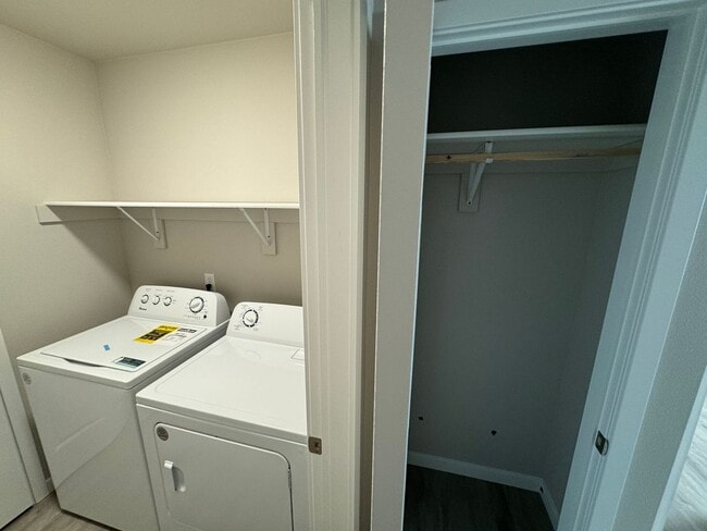 Building Photo - 2 Bed | 2 Bath | 3 Stall Garage | Patio Twin-Home