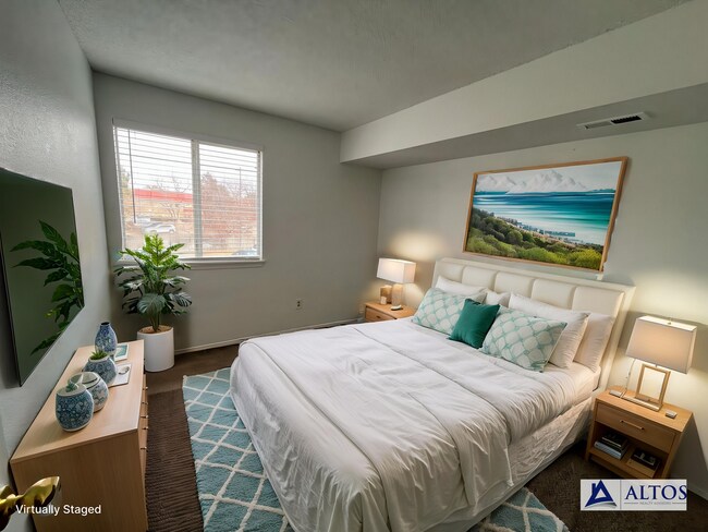 Building Photo - $500 off Move in special. 2 bed 2 bath Condo W/D in Unit