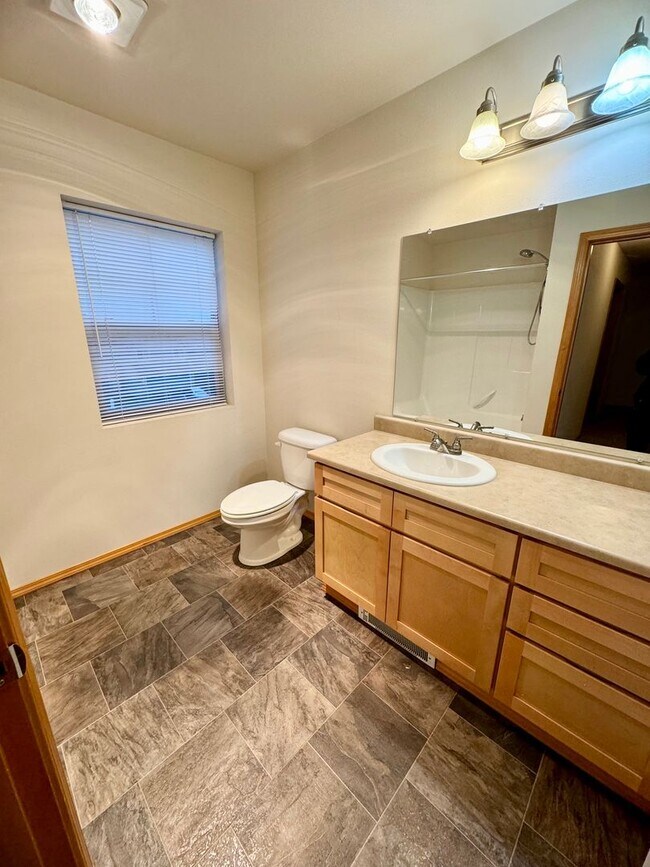 Building Photo - Newer Home in Summerset