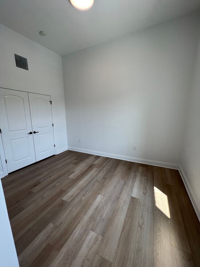Building Photo - Amazing VIEWS! - Available May 15th