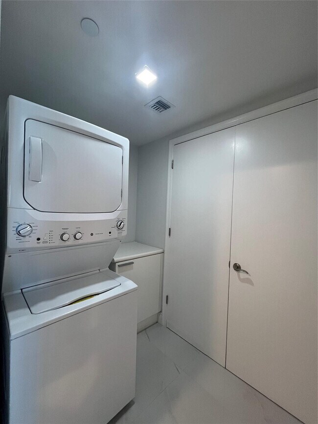 Building Photo - 2650 Lake Shore Dr