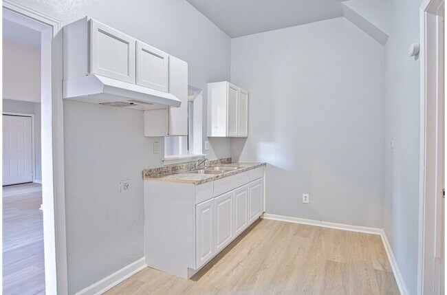 Building Photo - Convenient Home near Downtown's Heart