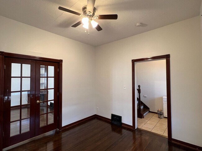 Building Photo - Beautiful original woodwork!  3 bed South Omaha home!