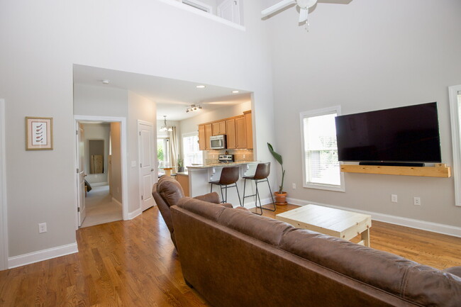 Building Photo - Charming End-Unit Townhome in Southern Pines
