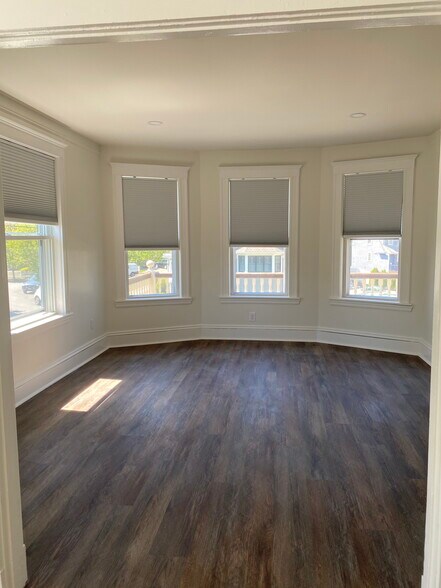 Spacious living room with plenty of light with views of the front porch - 162 Circuit Rd