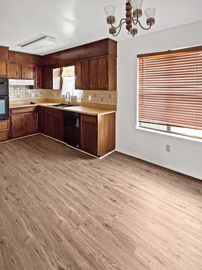 Building Photo - 4000 Mescalero Dr