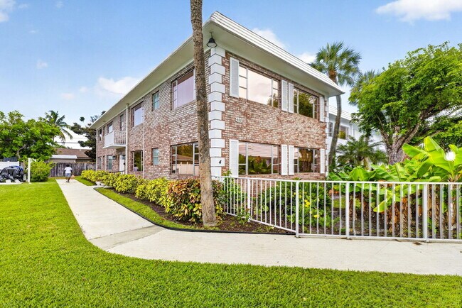 Building Photo - 400 S Cypress Rd