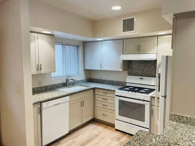 Building Photo - 230 Arroyo Sienna Dr