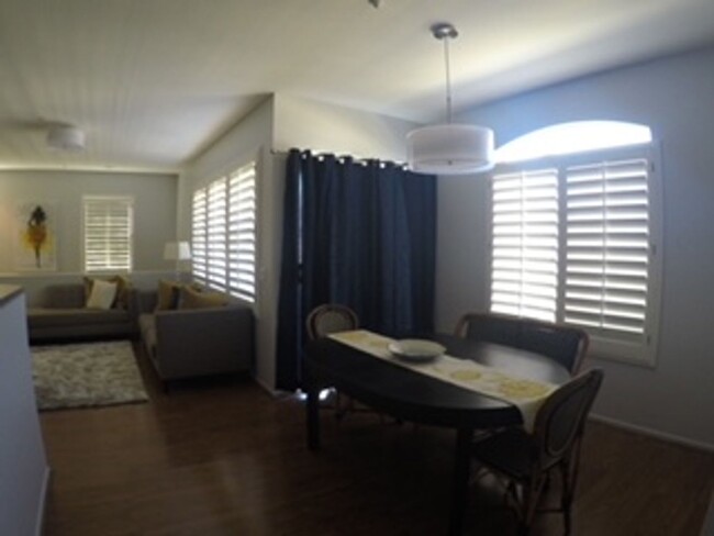 Building Photo - Charming Upper End Unit 2 Bed 2 Bath Condo