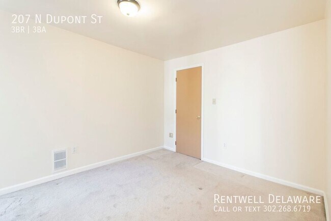 Building Photo - GORGEOUS TOWNHOME