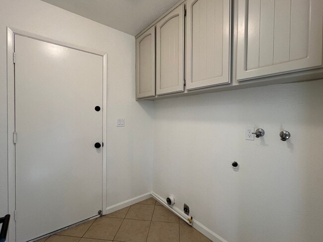 Building Photo - 3 Bed 2 Bath 3 Car Garage in Granite Bay with an Optional Fenced Pasture