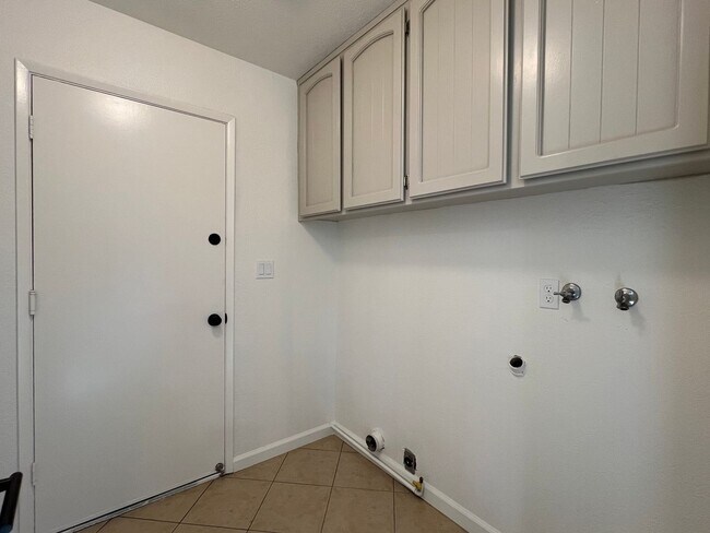 Building Photo - Classic Granite Bay Ranch Style 3/2/3 w Pasture