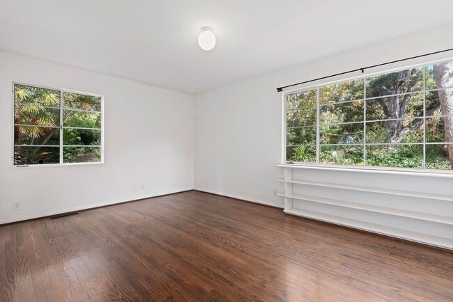 Building Photo - Located in the MUS - Unfurnished Serene El Bosque Home Available November