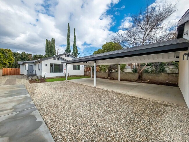 Building Photo - Newly Renovated 4BR Lamanda Park Units!