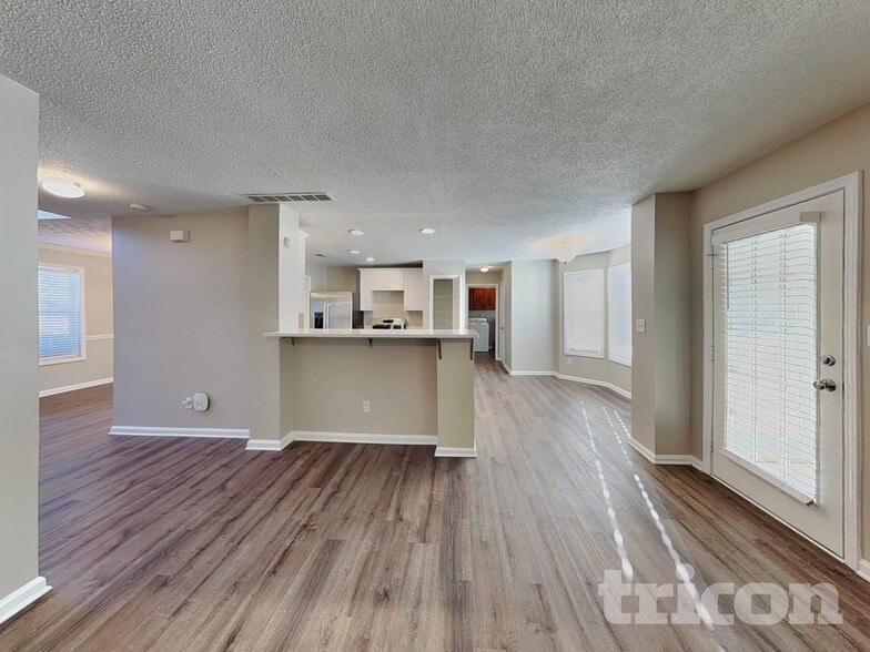 Building Photo - 407 Emerald Trce