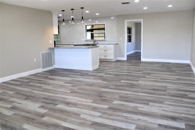 Building Photo - 208 S Lucille St