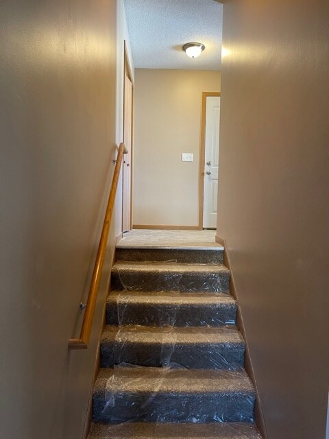 Building Photo - 413 Lilac Ln