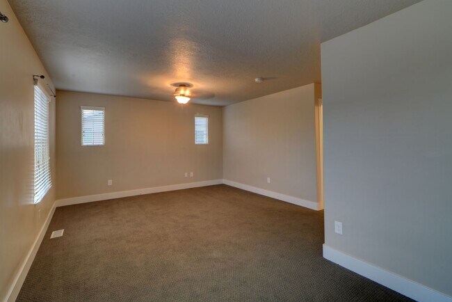 Building Photo - 3 bedroom Ivory Ridge Townhome
