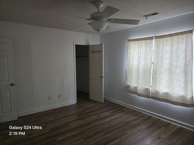 Building Photo - 3 Bedroom, 1.5 Bath Townhome - Price reduc...