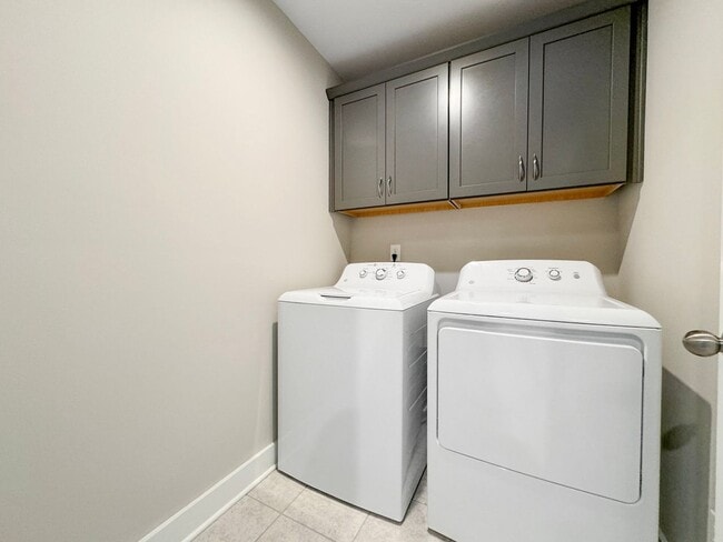 Building Photo - Gorgeous Aria at the Park 3 Bedroom Townhouse!