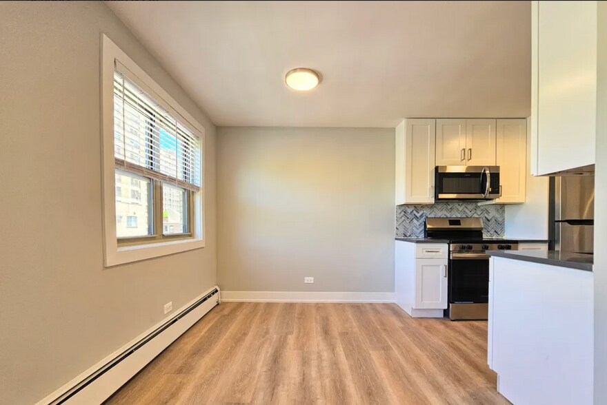 Building Photo - 531 W Aldine Ave