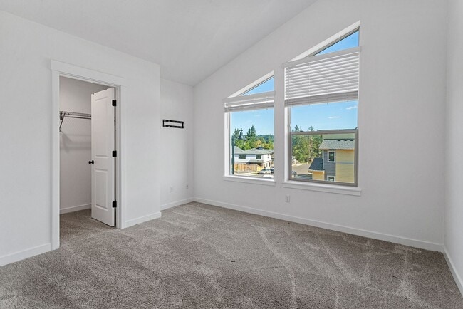 Building Photo - 2022 - Plenty of upgrades !  Access to Pool + Amenities. AC on Main, Walking trails, Nice End uni...