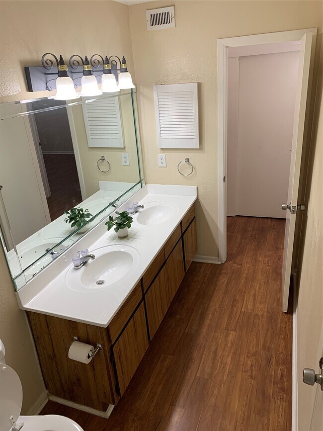 Building Photo - 16111 Aspenglenn Dr