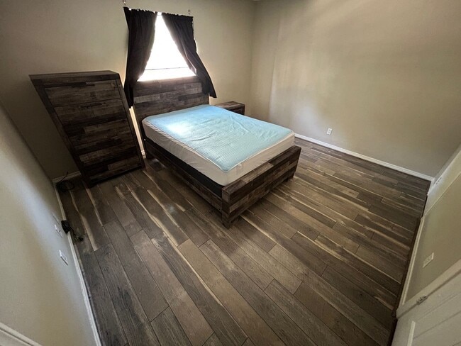 Building Photo - INTRODUCING A COZY AND CONVENIENT 1 BEDROO...