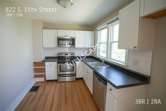 Building Photo - 822 S 15th St