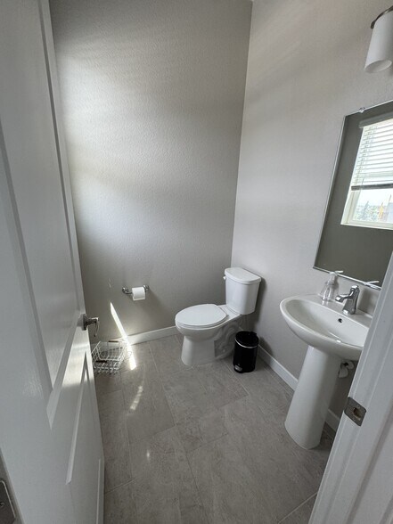 Building Photo - 1566 W 67th Dr