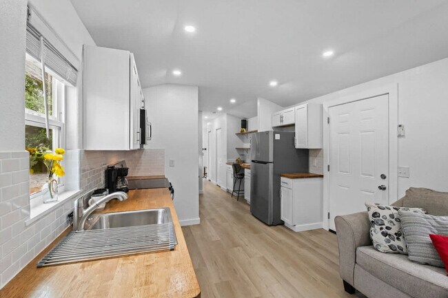 Building Photo - 403 E Roller Ave